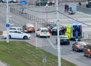 В Калининграде легковой автомобиль снёс ограждение и оказался на тротуаре