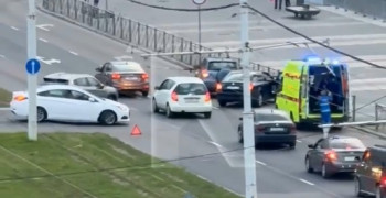 В Калининграде легковой автомобиль снёс ограждение и оказался на тротуаре