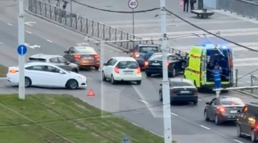В Калининграде легковой автомобиль снёс ограждение и оказался на тротуаре