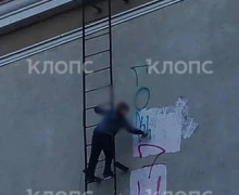 Калининградские подростки в третий раз испортили фасад многоэтажки: жители просят родителей вмешаться