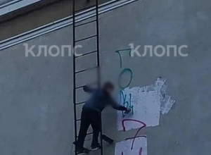 Калининградские подростки в третий раз испортили фасад многоэтажки: жители просят родителей вмешаться