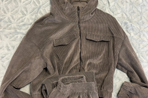 Продам 2 костюма в хорошем состоянии