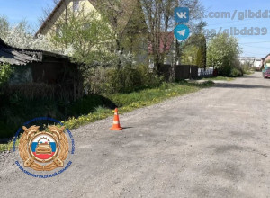 В поселке Малое Исаково под Калининградом электросамокатчик сбил пешехода и скрылся