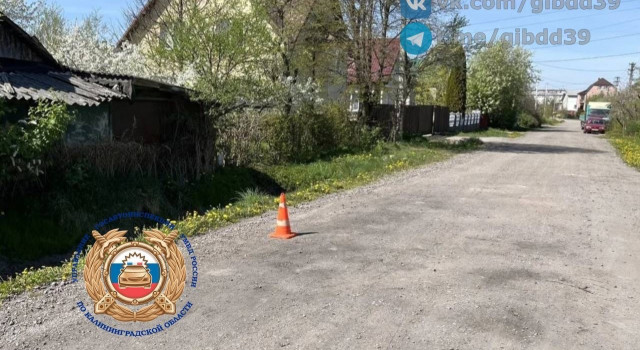 В поселке Малое Исаково под Калининградом электросамокатчик сбил пешехода и скрылся
