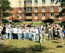 Выпускники-медалисты высадили 150 кустов сирени у Летнего озера в Калининграде