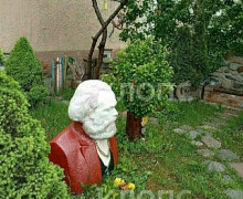 В Калининграде разбили бюст Карла Маркса из палисадника на улице Гагарина
