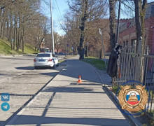 В Калининграде водитель сбил пешехода на тротуаре и скрылся
