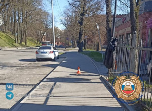 В Калининграде водитель сбил пешехода на тротуаре и скрылся