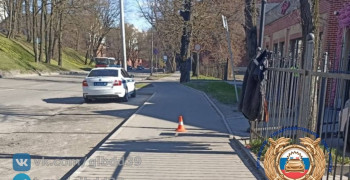 В Калининграде водитель сбил пешехода на тротуаре и скрылся