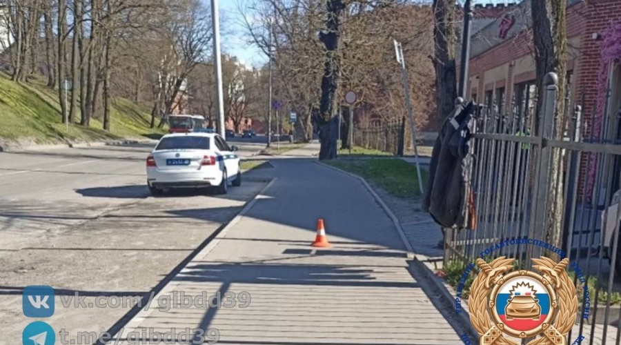 В Калининграде водитель сбил пешехода на тротуаре и скрылся