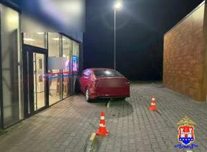 В Калининграде водитель, не справившийся с управлением на Панина, оказал сопротивление полиции