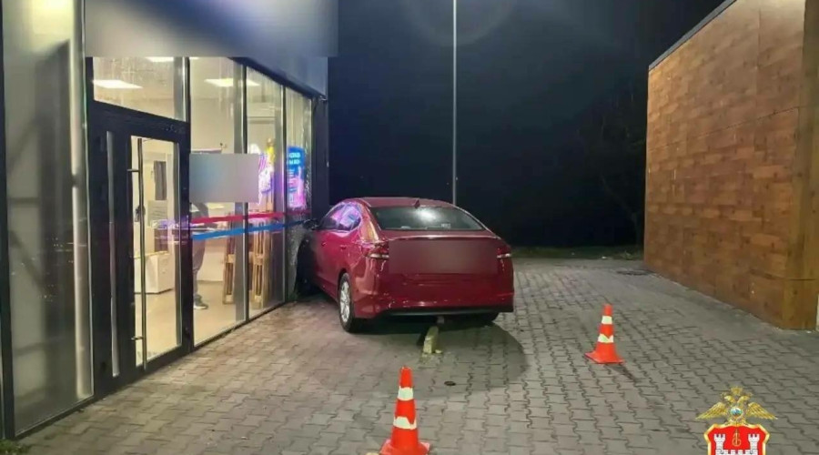 В Калининграде водитель, не справившийся с управлением на Панина, оказал сопротивление полиции