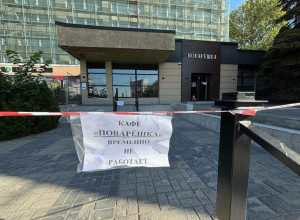В кафе «Поварёшка» на Ленинском проспекте Калининграда обрушился козырёк, пострадал посетитель