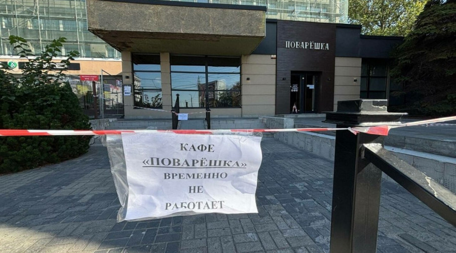 В кафе «Поварёшка» на Ленинском проспекте Калининграда обрушился козырёк, пострадал посетитель