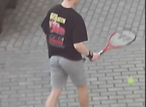 В Черняховске подросток повредил граффити с портретом Гофмана, используя стену для тренировок с мячом
