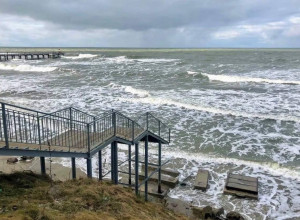 Аварийно-восстановительные работы на лестничном спуске в Заостровье