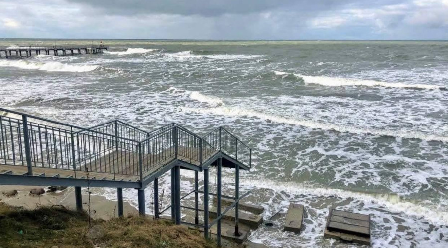 Аварийно-восстановительные работы на лестничном спуске в Заостровье