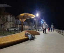 В Зеленоградске завершают настройку нового освещения на променаде