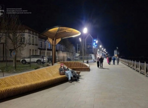 В Зеленоградске завершают настройку нового освещения на променаде