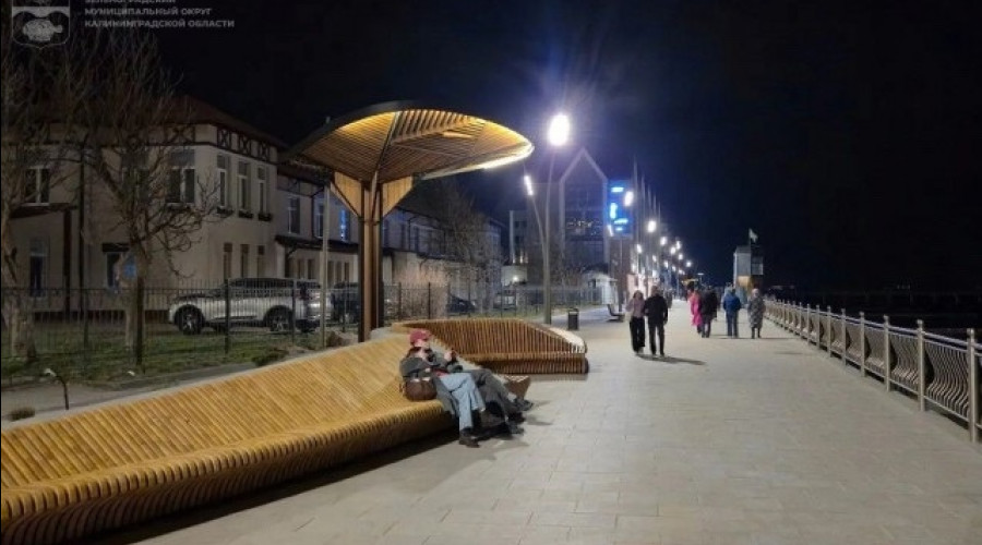 В Зеленоградске завершают настройку нового освещения на променаде