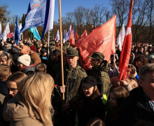 У мемориала 1200 гвардейцам в Калининграде прошла церемония возложения цветов в день годовщины штурма Кёнигсберга