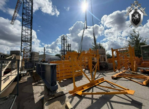 В поселке Невское слесарь пострадал на производстве строительных кранов