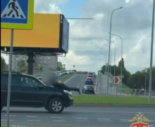 Полицейские нашли мужчин, устроивших опасный заезд на капоте Toyota по улице Гайдара, и доставили их в отдел