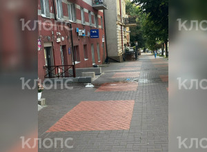 В Черняховске подростки сбрасывают пакеты с водой с верхних этажей на прохожих