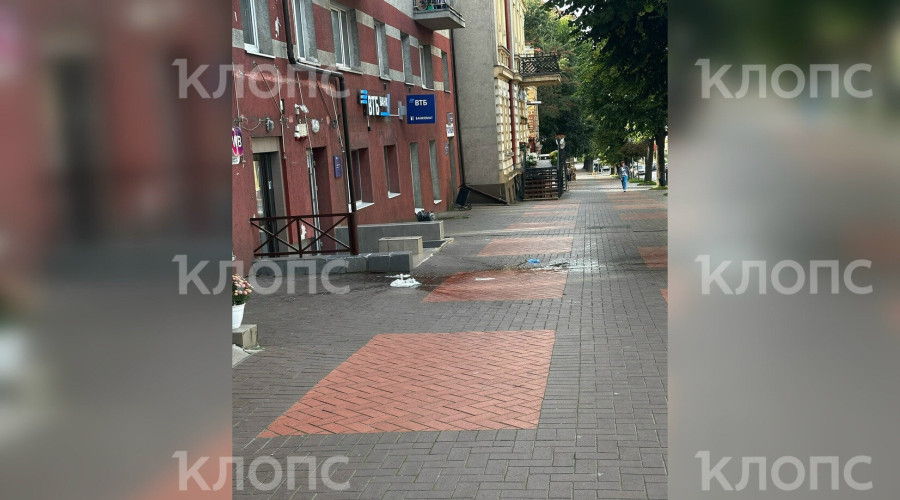 В Черняховске подростки сбрасывают пакеты с водой с верхних этажей на прохожих