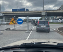 Дорожные работы на Солнечном бульваре в Калининграде привели к сужению проезжей части