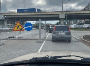 Дорожные работы на Солнечном бульваре в Калининграде привели к сужению проезжей части
