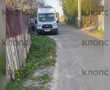 «То на землю падает, то прячется»: калининградец обнаружил в СНТ девочку-инвалида, сбежавшую от родителей