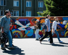 На заборе у Северного вокзала завершают граффити к 80-летию Калининградской области