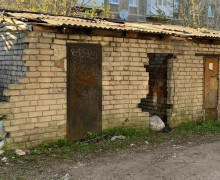 От угольных складов до мусорных завалов: жительница Калининграда безуспешно добивается сноса заброшенных сараев на Батальной
