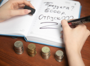 Январь под ударом, июль в фаворитах: юрист объяснил, в каком месяце отпуск съест половину зарплаты