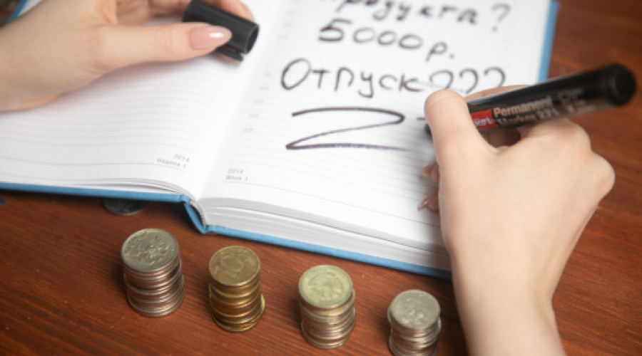 Январь под ударом, июль в фаворитах: юрист объяснил, в каком месяце отпуск съест половину зарплаты