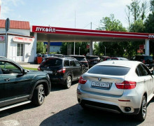 Очередь на АЗС в Калининграде спровоцировала пробку на проспекте Мира