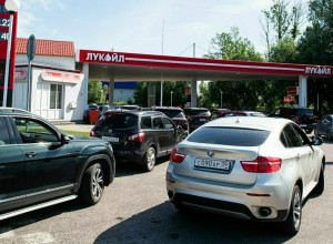 Очередь на АЗС в Калининграде спровоцировала пробку на проспекте Мира