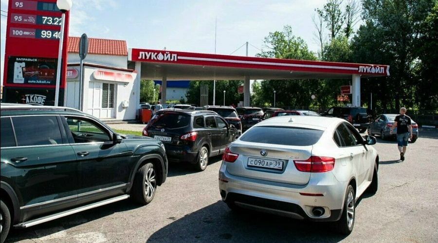 Очередь на АЗС в Калининграде спровоцировала пробку на проспекте Мира