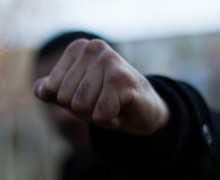 Житель Озёрского района ударил знакомого кружкой по голове во время ссоры