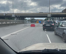 Дорожные работы на Солнечном бульваре в Калининграде привели к сужению проезжей части