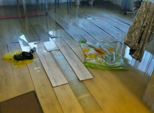 Последствия ливней в Калининградской области: подтоплены дома и участки, детей в школу несли на руках