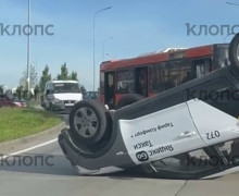 На развязке у Девау перевернулся автомобиль такси