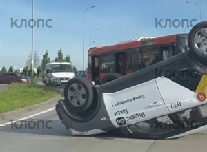 На развязке у Девау перевернулся автомобиль такси