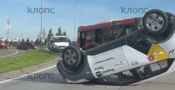 На развязке у Девау перевернулся автомобиль такси