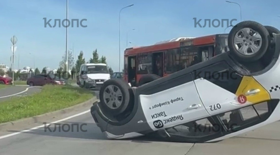 На развязке у Девау перевернулся автомобиль такси