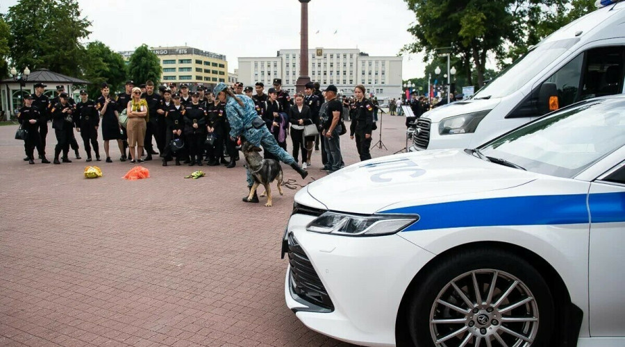 На площади Победы в Калининграде отметили 308-летие МВД