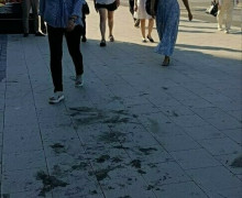 Плитку у гостиницы «Калининград» загрязнили раздавленными ягодами и фруктами