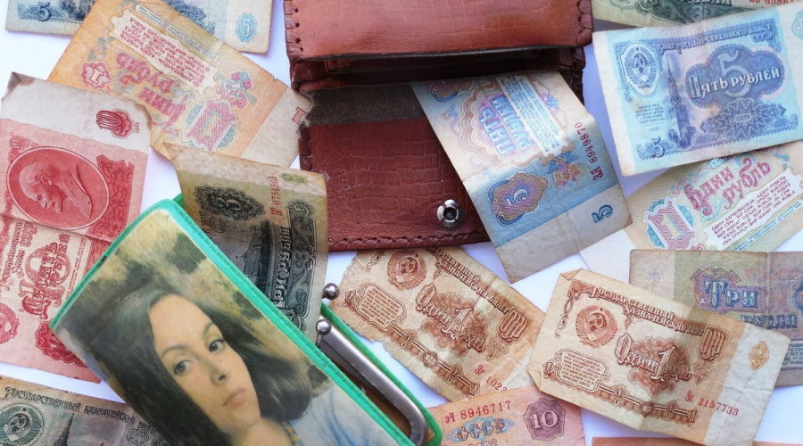 Денежные реформы в Калининградской области: от карточек до безнала