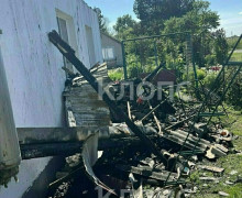 Жители посёлка под Нестеровом лишились крова из-за пожара и вынуждены обитать в заброшенном строении